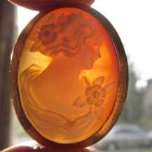 Quality 1930th Vintage with image of pretty young woman Carved shell in Gold or Gold filled cameo brooch.