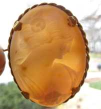 Classic girl’s profile - hand carved carnelian shell from 1930th . Gold washed brooch.