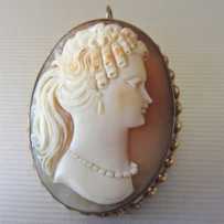 Lovely girl‘s profile - hand carved Carnelian shell Marked Gold filled brooch/pendant