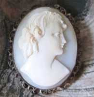 Beauty from the 1930th - masterly hand carved portrait In the Gold washed filigree Silver Brooch/Pendant