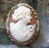 Perky Beauty from the 1930th - masterly hand carved portrait In the Gold washed filigree Silver Brooch