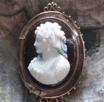 Beauty from the 1880th - masterly hand carved Red & White Agate In the Rose Gold & Gold plated filigree Brooch