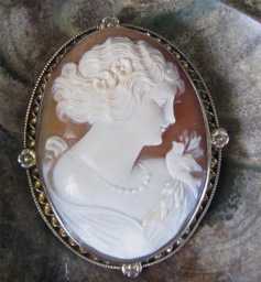 Nice craftsmanship carving carnelian Shell signed by the Artist Silver and Gold Filled Brooch/Pendant Cameo. Circa 1935