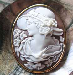 Amazingly looks cameo with Beauty from the 1920th Huge Gold plated (?) brooch/pendant