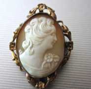 Woman’s head - hand carved shell from 1940th. Gold filled filigree brooch/pendant.
