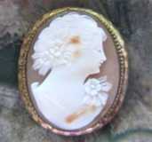 Well hand carved conch shell from 1940th. 12K Gold filled brooch/pendant.