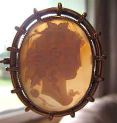 Finely carved Flora goddess - Victorian Sardonyx shell circa 1875 Quality pinchbeck or Gold plated brooch/pendant.
