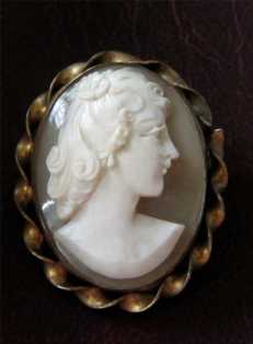 Vintage Carved Shell Cameo Brooch/Pendant circa 1940
