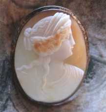 Greatly carved 3 colors shell portrait of Roman Empire woman Big Victorian Gold plated brooch circa 1885.