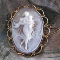 Vintage carved carnelian shell Venus & Cupids from 1915-1930 Gold/Pinchbeck filigree border brooch