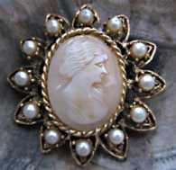 Vintage shell cameo with pearls circa 1915-1935 Big filigree Gold plated(?)/yellow metal Brooch