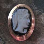 Woman’s head - carved B&W Agate stone from 1870th - 1890th. Gold/Gold filled top of ring or pendant