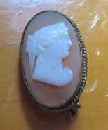 Classic head - hand carved Goddess from 1850th-1870th. Antique Gold/Gold filled Brooch from UK Collection
