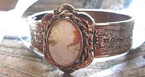 Well hand carved shell with flower ornament. Gold washed Bracelet with safety chain
