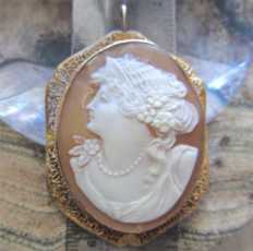 Superior Sardonyx shell Beauty from the 1900-1910. Signed. Big Gold or Gold filled filigree brooch/pendant.