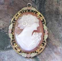 Well carved feminine profile - vintage from 1930th. Filigree colored Gold/Gold filled pendant