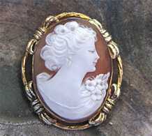 Very well hand carved carnelian beauty - vintage from 1930th. Gold/Gold filled brooch. Signed by the Artist.