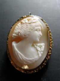 Pretty maid Shell Cameo Gold plated Brooch & Pendant in Very good condition. Circa 1915