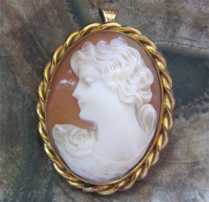 Great hand carved beauty from the 1920th vintage. Unmarked Gold filled twisted rope style brooch/pendant.