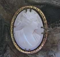 Edwardian Antique well hand carved Coral stone Gold/Gold plated brooch from 1910th