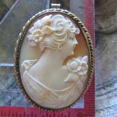 Superiorly carved vintage Conch shell. Signed by the Artist. Unmarked Gold/Gold filled brooch/pendant. Circa 1925
