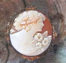 Quality executed Carnelian shell from the 1930th Gold plated brooch/pendant. Signed.