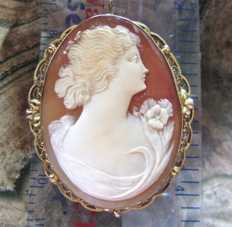 Extremely well executed Carnelian shell from the 1930th Huge filigree hallmarked Gold filled brooch/pendant.
