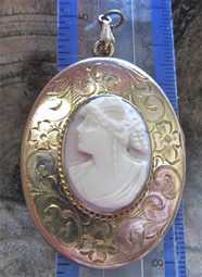 Big well carved Antique Victorian Coral stone Cameo from 1880-1910 Gold(?)/Gold Plated Double Locket Pendant with the photo picture