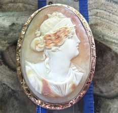 Great quality Edwardian multi colors shell circa 1905-1915. Big unmarked etched Gold/Gold filled(?) brooch