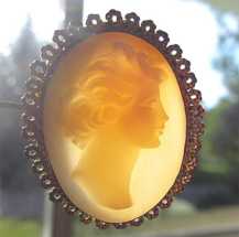 Modern Beauty from the 1940 - 1950th superiorly carved shell Gold washed filigree brooch/pendant.