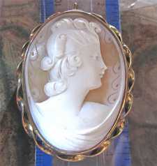 Late Art Deco Beauty from the 1920 - 1940th superiorly carved shell Gold or Gold filled double framed brooch/pendant.