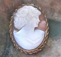 Nicely hand carved Sardonyx shell circa 1950 from US Auction Marked 12K Gold filled brooch/pendant.