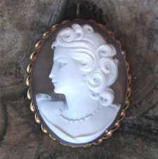 Great hand carved Sardonyx shell circa 1940-1950 Marked 12K Gold filled brooch/pendant.