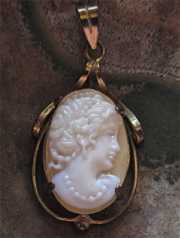 Art Deco Light Shell Cameo circa 1920 Gold plated Pendant