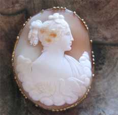 Carved Museum Quality shell - Goddess of Love Aphrodita Gold/Gold filled brooch/pendant. Circa 1875.