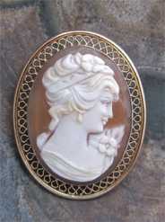 Well hand carved shell Beauty from the 1960-1970, signed by the Artist In the filigree Silver Sterling covered by Gold Vermeil brooch