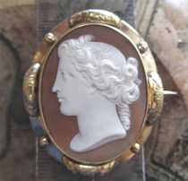 Victorian hand carved Sardonyx shell Museum Quality Classic circa 1875 In the big etched decorated Gold(?)/Gold plated/Pinchbeck brooch