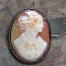 Museum Quality Edwardian multi colors shell circa 1915-1925. Unmarked Gold washed Silver pendant. Signed by the Artist