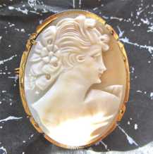 Hand Carved conch shell Beauty from 1945-1955 Unmarked Gold/Gold filled brooch/pendant.