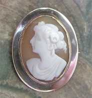 Well hand carved Victorian Beauty from the 1880-1900 Petite unmarked low carats Gold/Gold filled brooch