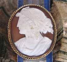 Nicely carved Roman Classic - Big Sardonyx shell circa 1880 Victorian unmarked Antique Gold plated brooch.