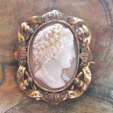 Early Victorian circa 1845 - Museum quality Sardonyx shell carving. Gold/Gold filled/Pinchbeck etched ornamental brooch