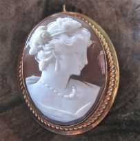 Great hand carved profile in the dark Sardonyx shell. Gold filled brooch/pendant. Circa 1935-1955