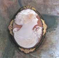 Cute profile - great carving from 1930th. Shell signed by the Artist. Vermeil blackened silver with Gold Decor brooch/pendant.