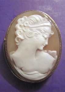 Great hand carved Vintage light Sardonyx shell Gold (?) Brooch/Pendant from the 1915-1935
