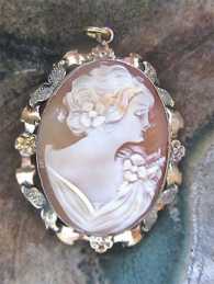 Hand carved Vintage light Conch shell girlish portrait Gold Filled pendant decorative bezel the 1935-1960