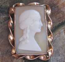 Great Victorian carved Antique shell, from the 1875 - 1895 In unmarked h Gold filled brooch.