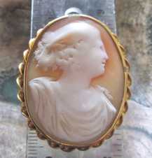 Nicely carved Roman Classic - Georgian/Victorian Unmarked Antique Gold plated brooch from 1810-1840.
