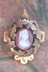 Victorian, circa 1870 well carved tiny Agate stone portrait of Dante Alighieri Decorative leaves & different carats Gold/Gold filled brooch