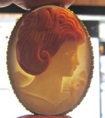 Cute red head in the Big hand carved shell from the 1950th In the marked 12K Gold filled brooch/pendant